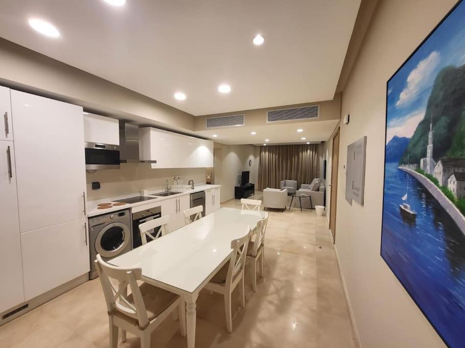 Mangroovy - 2br La Blanca Pool View Apartment